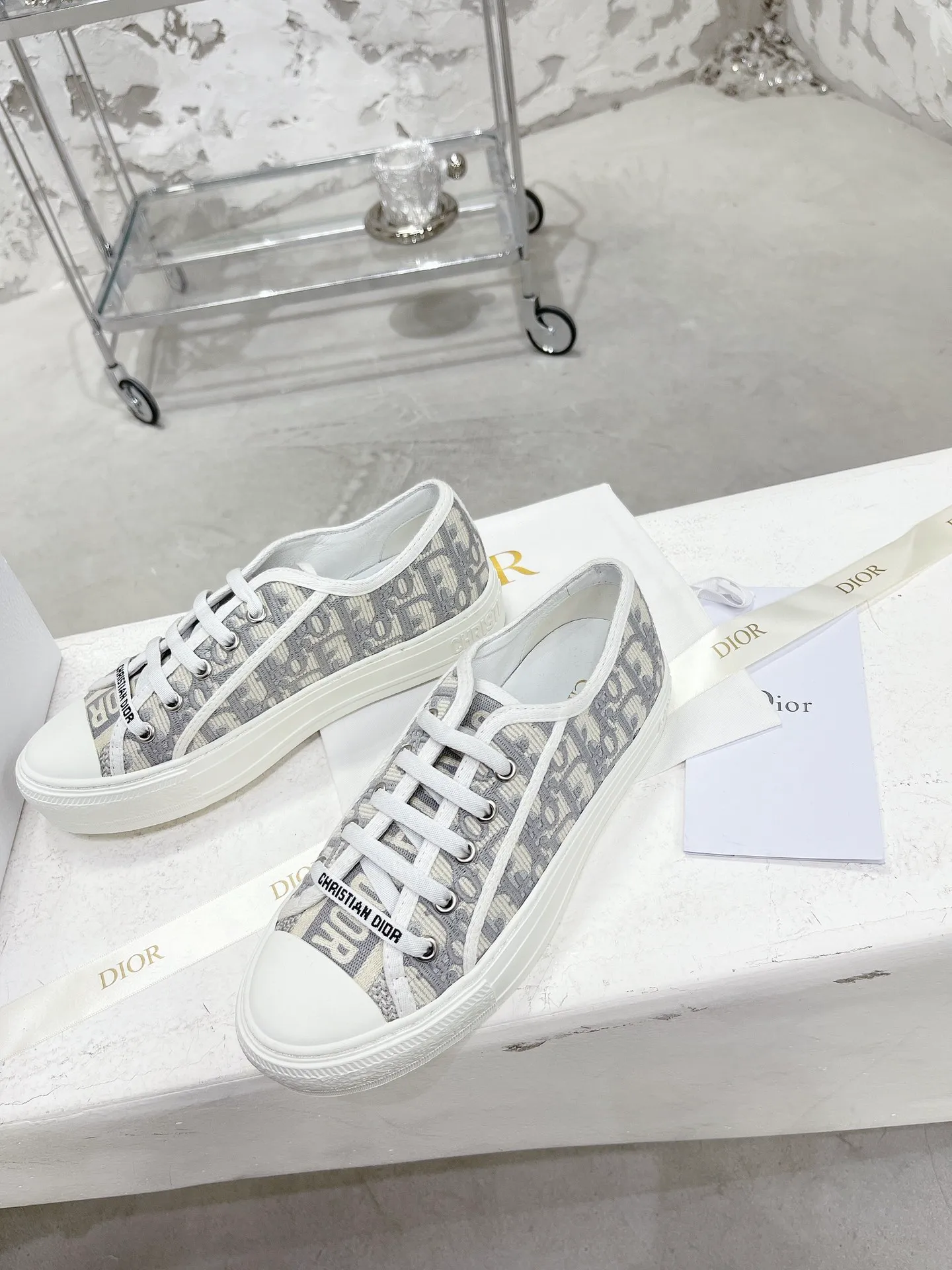 ✨Ex-factory price p480 WALK N DIOR embroidered canvas shoes, flat casual shoes, Valentine's Day limited sneaker series, 100% cotton silk double-sided three-dimensional embroidery, hot sale in authentic stores, Ins star Internet celebrity concave style show.  All materials of this shoe are original molds, including hardware, laces, outsole, ✨factory price pU mid-pad... The upper fabric is made of double-sided pure cotton silk three-dimensional electric embroidery. Each style looks colorful, but it does not make it difficult to match clothes. The entire series is like a piece of handicraft, unique!  ▪️Inner lining: full-grain mixed sheep silk sheepskin ▪️Foot pads: imported cowhide of the same color, comfortable to the feet ▪️My last style is exactly the same as Z✨ ex-factory price p, welcome to compare. My color matching is complete, and the counter has a full set of packaging. Code number: 35-40 (women's model 41 is custom-made and cannot be returned or exchanged)